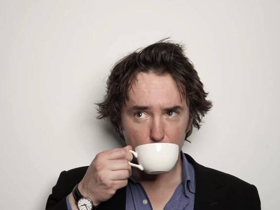 Komik Dylan Moran: Internet je novodobé náboženství