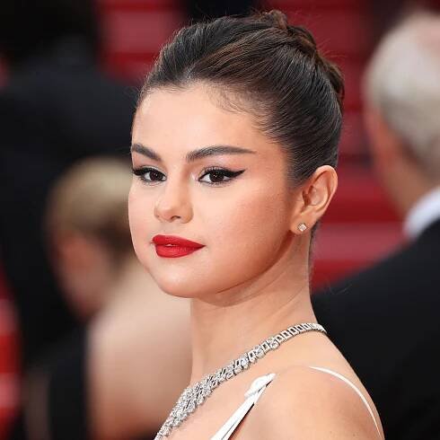 Selena Gomez Posts Makeup-Free Selfie — See Photo