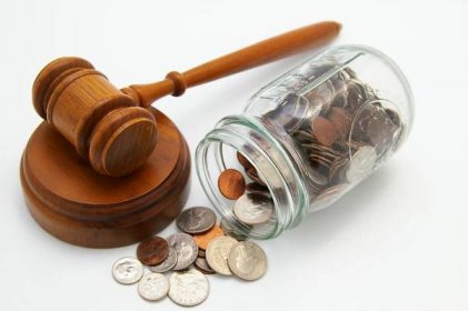 Stáhnout - Právní soud kladívkem a peníze z mince jar — Stock obrázek