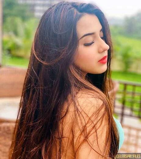 Roshni Walia Biography, Wiki, Age, Family, Carrier, Net Worth and Pics 19