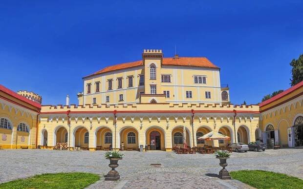 Tajemný Moravský kras: Pobyt u zámku Letovice v Hotelu Dermot *** s chutnou polopenzí - 24travel.cz