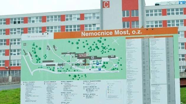 Mostecká nemocnice zavádí stejné návštěvní hodiny pro většinu oddělení