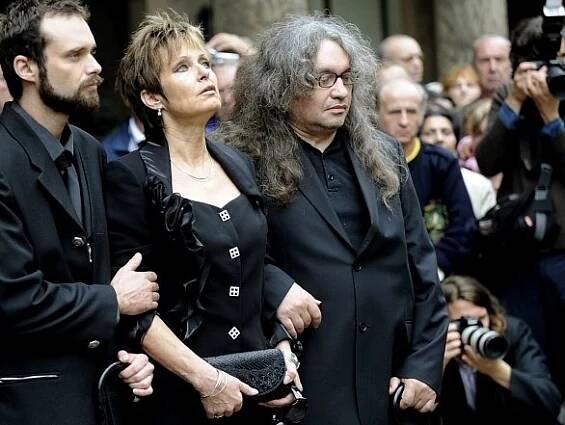 Waldemar Matuška mladší, Olga Matušková a Miroslav Matuška při ukládání urny Waldemara Matušky na Vyšehradě.