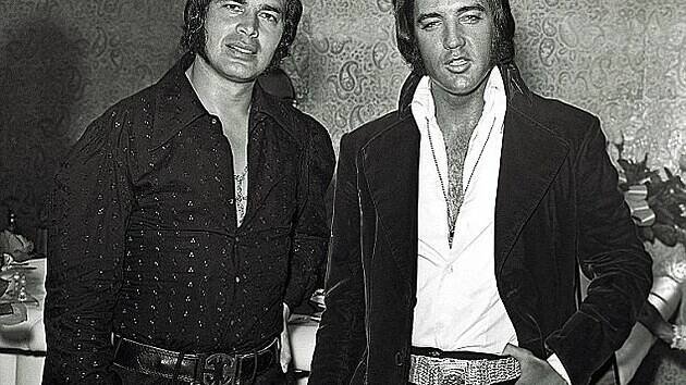 Zpěvák Engelbert Humperdinck (vlevo) s Elvisem Presleym