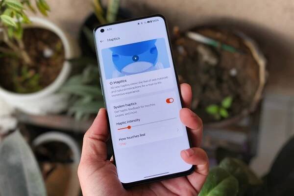 Nastavení O-Haptics na OnePlus 11 drženo v ruce.