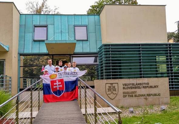 Policie po střelbě na Fica posílila dohled u slovenské ambasády v Praze, monitoruje i sociální sítě