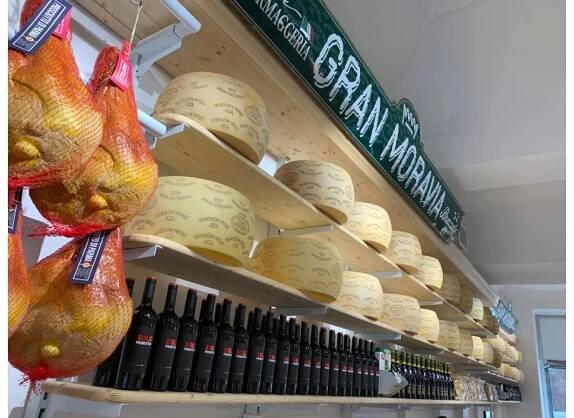Prodejna La Formaggeria Gran Moravia se na Václavském náměstí v novém - Proti šedi