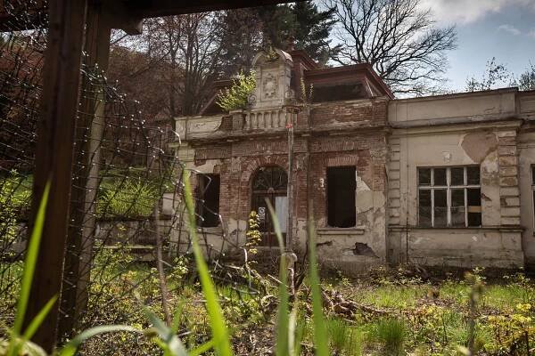 Zchátralé lázně čeká demolice