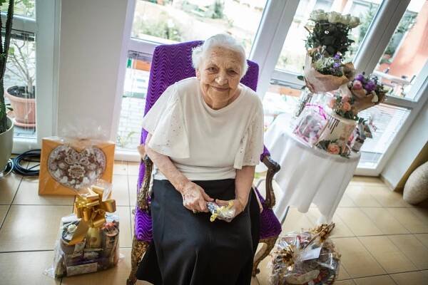 Paní Jarmila Zimmelová oslavila sté narozeniny. Popřála ji řada gratulantů