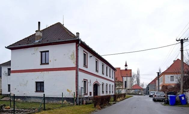 Soubor:Strýčice village hall 01.jpg – Wikipedie