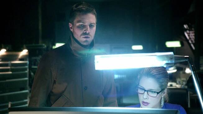 Arrow - Vykoupení - Z filmu - Stephen Amell, Emily Bett Rickards