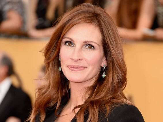 Julia Roberts recreates iconic look for milestone moment in Paris