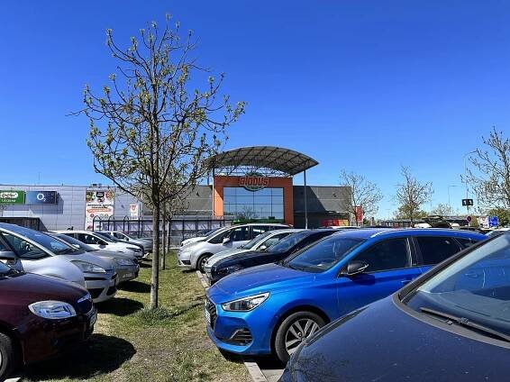Parkoviště u budějovického Globusu je dál bez závor. Jejich spuštění se odkládá