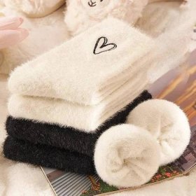 1 pár krásných útulných chlupatých norkových sametových ponožek podzimní zimní punčochové zboží zahuštěný plyš teplý spánek domácí nadýchané bílé ponožky ve tvaru srdce