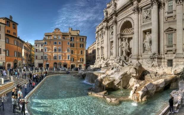 Galerie: Řím ohradí Fontánu di Trevi bariérou. Kvůli posedávajícím a konzumujícím turistům - Galerie - Echo24.cz
