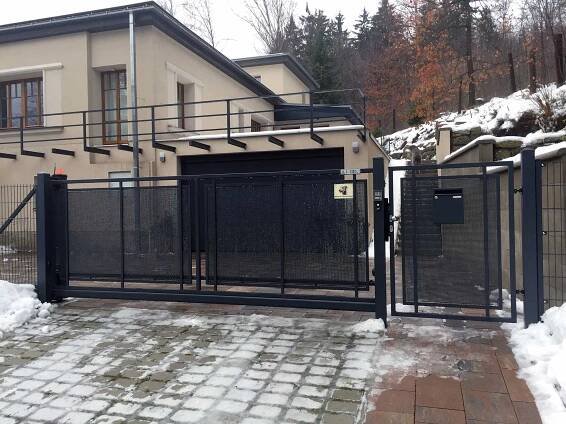 Vjezdové brány privátní - Posuvné, nesené | A-ZET spol. s r.o. Jablonec nad Nisou Liberec Azet - Vrata, Oplocení, Brány