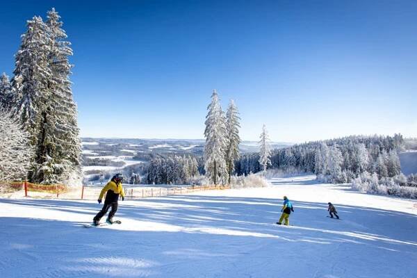 Rodinné víkendové lyžování je letos ve Skiareálu Lipno o 20 procent levnější