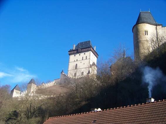 Soubor:Hrad Karlštejn, ze silnice 11620 (03).jpg