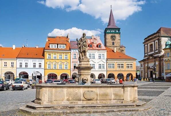 Valdštejnovo náměstí s Valdickou bránou, Jičínským zámkem 