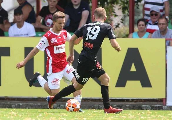 Utkání Fobalové národní ligy mezi FK Pardubice (ve červenobílém) a FK Victoria Žižkov (v černém) na hřišti pod Vinicí v Pardubicích.