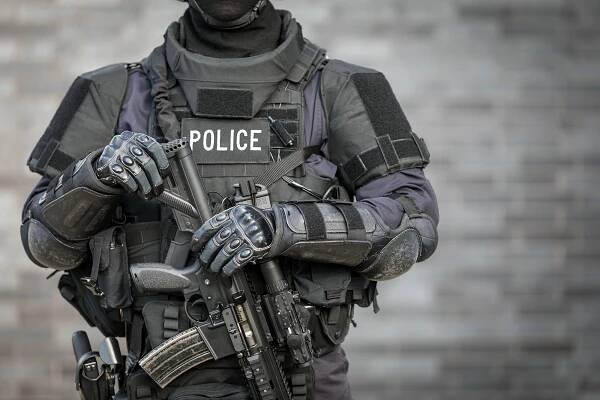 policista swat proti cihlové zdi - zbraň vybavení - stock snímky, obrázky a fotky