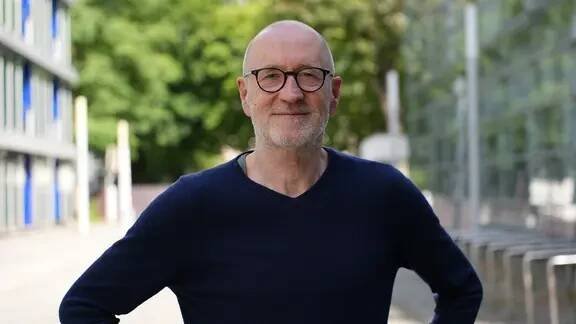 Peter Lohmeyer stützt die Hände in die Hüften. | NDR, Frederike Burgdorf