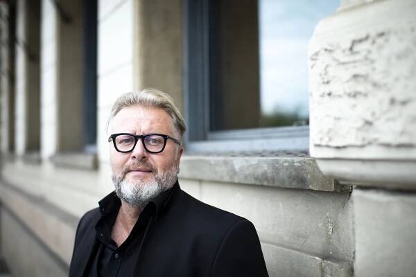 Sebevědomý, nápady hýřící, originální, workoholický divadelník David Drábek vydal po čtyřech desítkách divadelních her svůj...
