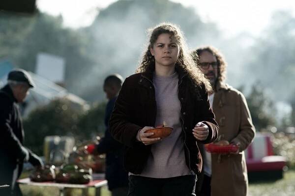 Lily Santiago, Damien Fotiou - La Brea - The Great Escape - Z filmu