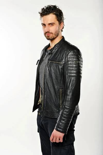 Vypadá jak model, takže jel hodně v reklamách. Ale už se to láme. I když - Haďák si rozumí s plazy víc než s lidmi. VIP