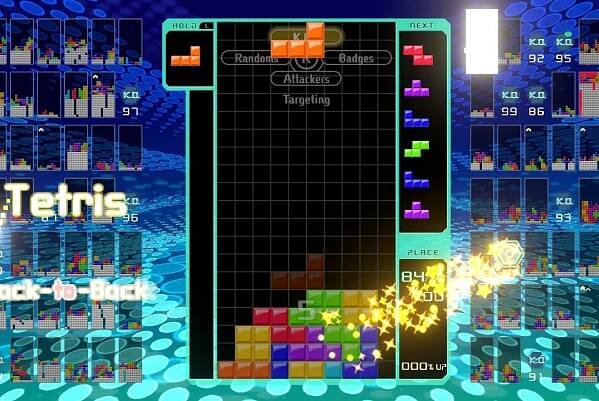 Sending garbage blocks to another player in Tetris 99