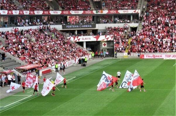 OBRAZEM: Strakoničtí fanoušci Slavie Praha vyrazili do Edenu na Hradec