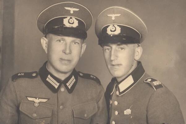 Vpravo tatínkův bratr Rudolf Schmidt a vlevo tatínkův švagr Franz Kühnl