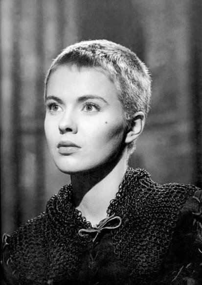 Jean Seberg photographed by Bob Willoughby on the set of Saint Joan (1956) Jean Seberg, Marilyn Monroe Fashion, Buzz Cut, Short Pixie, Selfie Poses, Shoulder Length Hair, Layered Haircuts, Ponytail Hairstyles, Womens Haircuts