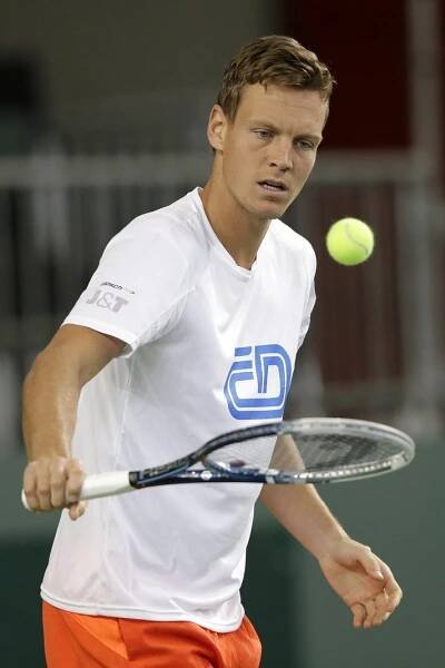 Tak jsem modeman jako Beckham! Tomáš Berdych přišel na trénink ve slušivé čapce.Beckhamova hučka a dcerka Harper. Tomáš čepici má, potomka ještě ne.David a Victoria.Tomáš a jeho Ester Sátorová.A míček poslouchá. Berdych v tréninku na Davis Cup.