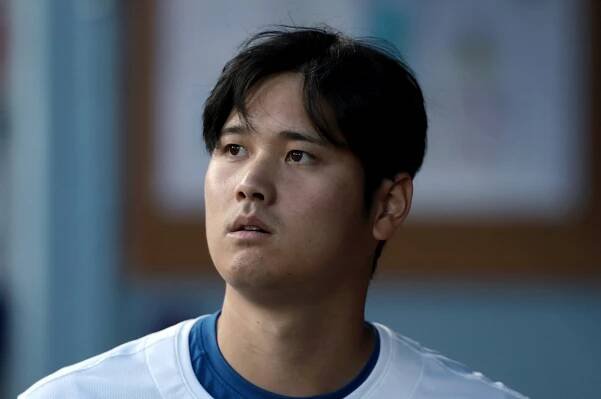 野球の選手がユニフォームを着用し、試合中の様子。