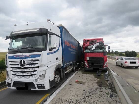 Nehoda se stala před 14:00 na 120. kilometru v opravovaném úseku dálnice. Nikdo se nezranil. Policie začala auta z dálnice odklánět na souběžnou silnici 602. 