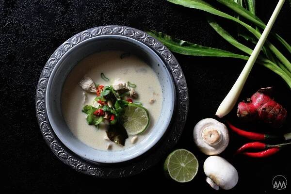 Chutná thajská kuřecí polévka tom kha