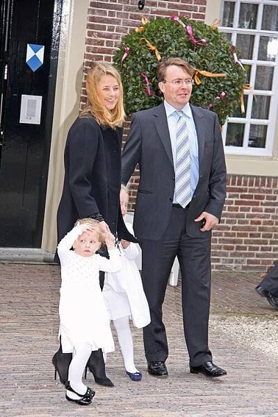 Soubor:Prince Friso with his wife Mabel and daughters in 2010.jpg – Wikipedie