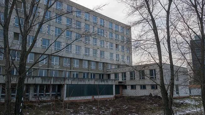 Železniční poliklinika v Brně nikdy nesloužila svému účelu. Na dostavění chyběly peníze