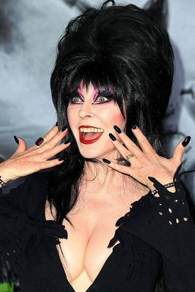 Šedesátnice Cassandra Peterson to přehnala: Na premiéře filmu měla brutální výstřih i rozparek