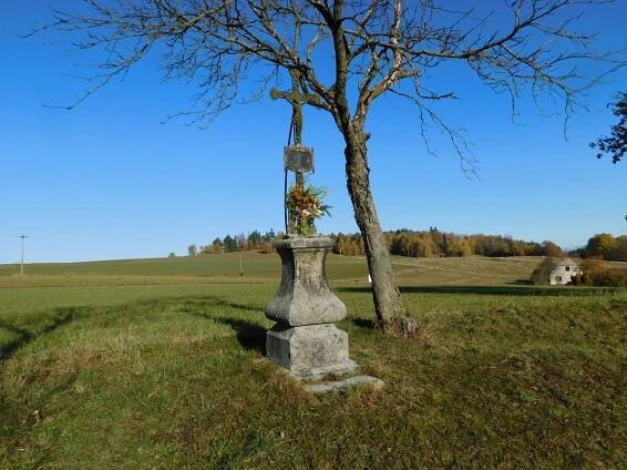 Kříž u polní cesty jihozápadně od Horních Dvorců | Drobné památky 
