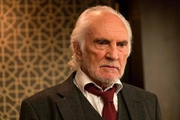Terence Stamp ve filmu Vražda na jachtě