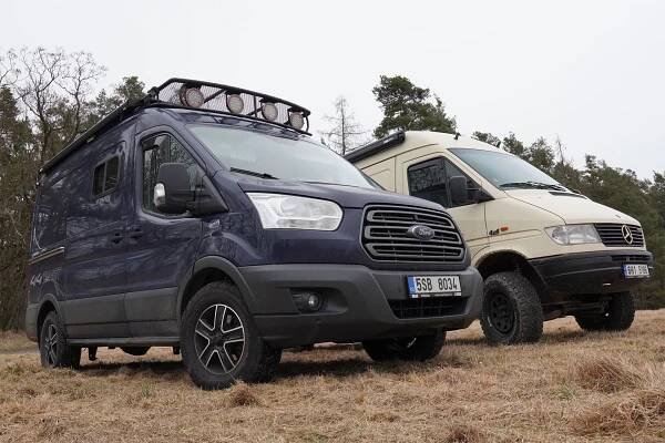 Obytný Ford Transit 4x4 zvenku