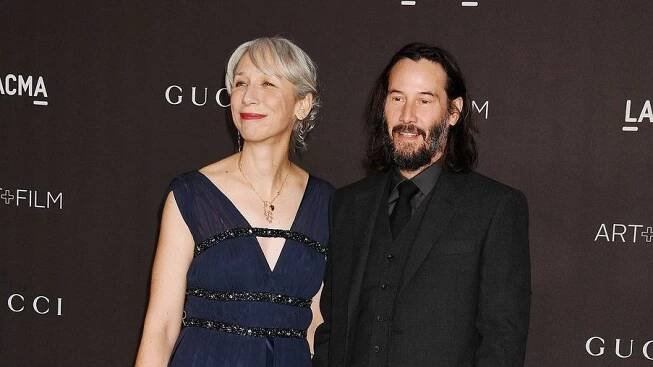 Desítky let se vedle ženské neobjevil, teď vyvedl partnerku (46): Herec Keanu Reeves (55) našel štěstí po boku této umělkyně - Super.cz