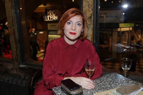 Herečka Lenka Krobotová, jež si hravě poradí s dramatickými i komediálními rolemi, trpí onemocněním kůže patřícím mezi ty vzácnější. Jedná se o takzvanou depigmentaci neboli vitiligo, což je onemocnění, které se projevuje výskytem bílých skvrn na kůži. Jistě pro ni zpočátku nebylo snadné vyrovnat se s faktem, že právě ona se musí s něčím takovým potýkat, ale svou odlišnost přijala, a dokonce bez problému chodí po ulici i bez make-upu. Stejně tak bez hanby oblékne i dvojdílné plavky. Vitiligo se vyskytuje přibližně u 1–2 % lidí bez ohledu na barvu kůže. Tímto onemocněním trpěl i slavný zpěvák Michael Jackson či Winnie Harlow, jež na své odlišnosti postavila svou modelingovou kariéru.