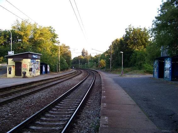 Soubor:Praha-Strašnice zastávka, podélný pohled.jpg – Wikipedie