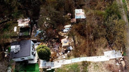 Smrad, volně pobíhající zvířata a tuny odpadků: Pohled do osady u sídliště šokoval bývalého starostu