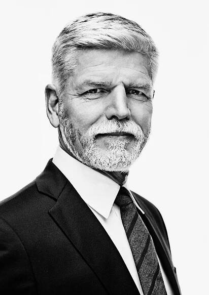 Prezident Pavel představil oficiální portrét, stylista na něm našel chyby