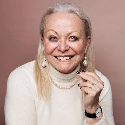 Jacki Weaver Has a Saucy Response to Anjelica Huston’s Poms Dig
