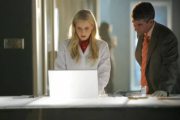 Kriminálka Miami - Volný pád - Z filmu - Emily Procter, Michael B. Silver